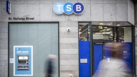 Santander lanza a Sabadell una oferta de unos 2.690 millones por su filial británica TSB