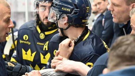 Kufe schlitzt Eishockeyspieler das Handgelenk auf