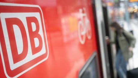 Zugbegleiter beleidigt Fahrgäste, die Türen blockieren – Bahn prüft Rassismus-Vorwurf