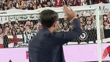 Bojan Krkic le hace una reverencia a la grada del Vissel Kobe