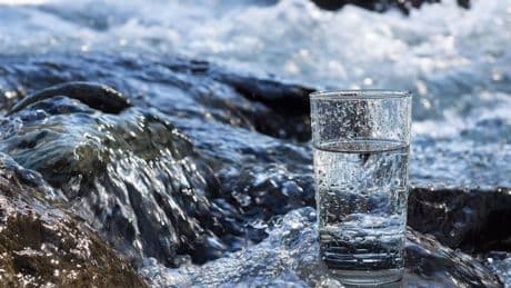 Immer eine Wasserflasche griffbereit - Gestresst? So einfach können Sie sich beruhigen