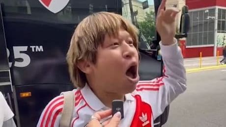 Ist der bekloppt? - Kaum zu glauben, was DIESER Fan macht