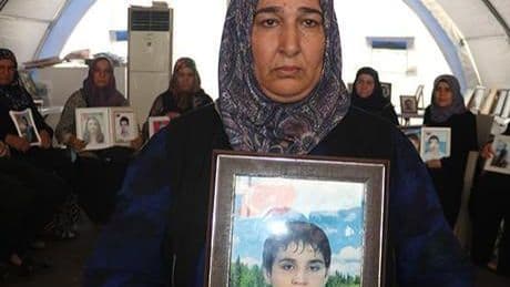Evlat nöbetindeki anne: Cansız fotoğraflara değil, çocuklarımıza sarılmak istiyoruz