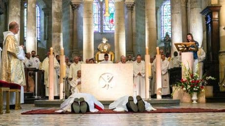 De 65 000 prêtres en 1960 à 12 000 aujourd’hui : ces décennies de « crise des vocations » qui ont vidé les presbytères en France