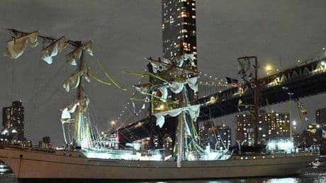 Meksika donanma gemisi Brooklyn Köprüsü'ne çarptı: 2 ölü, 19 yaralı