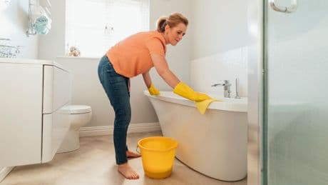 Putztipps: Badewanne reinigen: Mit diesen Tipps wird die Keramik wieder sauber