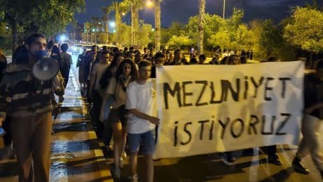 Akdeniz Üniversitesinde mezuniyet töreninin iptaline karşı protesto: Öğrencilerin birlikteliğinden korkuyorlar
