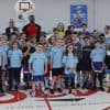 Partage de passes entre le joueur de Cholet Basket Gérald Ayayi et les jeunes du club