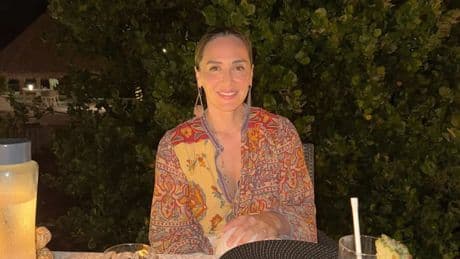 Tamara Falcó despide Maldivas con el pantalón bombacho que mejor combina con blusas estampadas