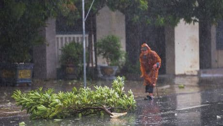 El tifón ‘Kajiki’ anega la isla china de Hainan y pone en “máxima alerta” a Vietnam