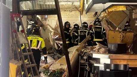 Los Bomberos hallan un cuerpo sin vida bajo los escombros de la explosión del bar en Vallecas