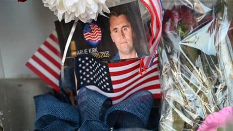 Meurtre de Charlie Kirk: le gouverneur de l'Utah confirme l'arrestation du suspect, identifié comme Tyler Robinson