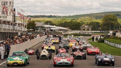 A Goodwood va in scena il grande show di auto, moto e aerei d’epoca. Le foto