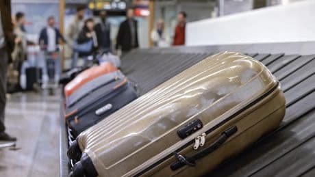 El truco de la etiqueta que te garantiza que tu maleta saldrá la primera en bajar de tu avión