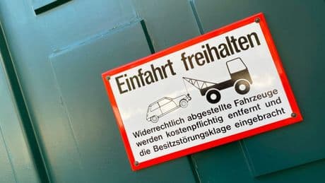 Parken vor der eigenen Einfahrt: Nicht in allen Fällen erlaubt