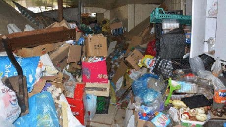 9 kez temizlendi ancak yetmedi... Evden 7 traktör römorku çöp çıktı