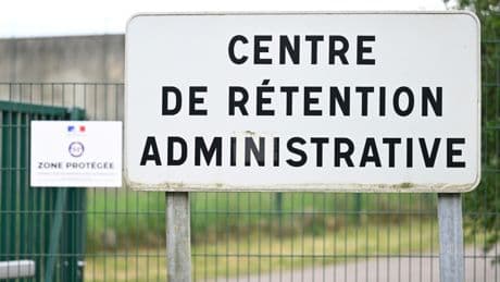 L'allongement de la rétention d'étrangers jugés dangereux en voie d'adoption au Parlement