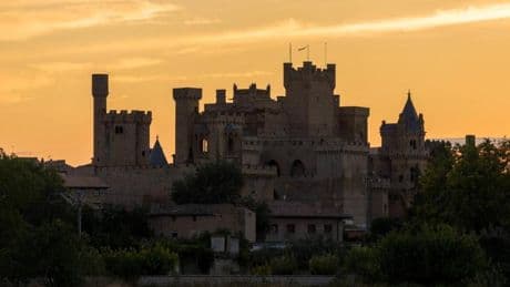 Este es uno de los pueblos medievales más bonitos del norte de España y tiene un castillo de cuento