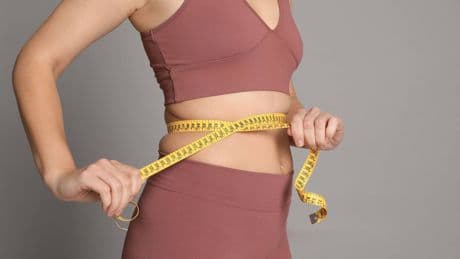 Ni caminar ni correr: el mejor ejercicio para hacer cardio y perder peso si tienes más de 50 años