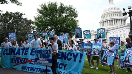 Etats-Unis : des jeunes saisissent la justice contre Trump, accusé de sacrifier leur avenir climatique