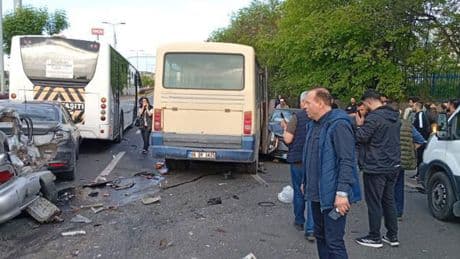 İşçi servisi ışıklarda bekleyen araçlara çarptı: 14 yaralı