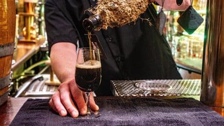 ‘Oyster stout’, cerveza con sabor a mar madurada en las aguas del Delta del Ebro