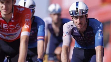 Israel-Premier Tech neemt drastische maatregel en schrapt ’Israel’ van shirt in Vuelta