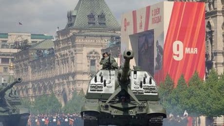 Siegesparade zum 9. Mai in Moskau: Als die Panzer rollen, rufen die Menschen »hurra«