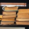 Kleindochter brengt boek 82 jaar te laat terug naar bib: “Grootmoeder kan de boete niet meer betalen”