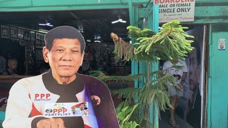 Desde la prisión de La Haya acusado de crímenes contra la humanidad, el ex presidente filipino Rodrigo Duterte ganó las elecciones municipales de su bastión político