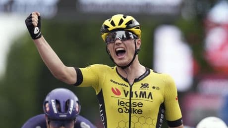 Kooij destrona a Pedersen con ayuda de Van Aert