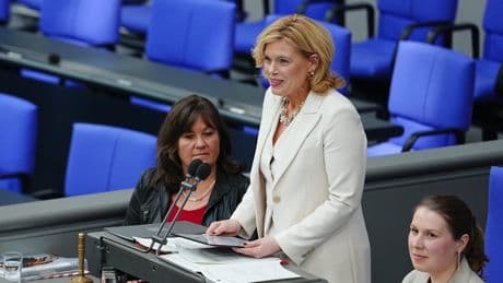 Grüne und SPD sauer - Kirchen-Zoff um brisanten Klöckner-Satz