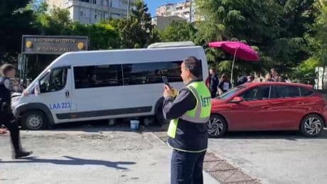 Kağıthane'de minibüs yayaların arasına daldı: 1 ölü, 4 yaralı