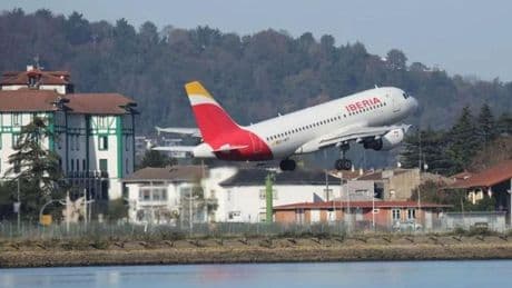 Iberia devolverá a dos vascos los 775 euros que pagaron por un taxi a Madrid tras un vuelo cancelado