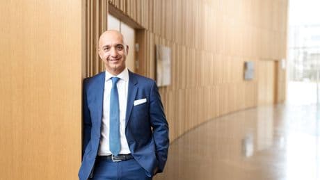Deze Iraans-Amerikaanse Oostenrijker moet iedereen weer aan de afslankmiddelen van Novo Nordisk krijgen