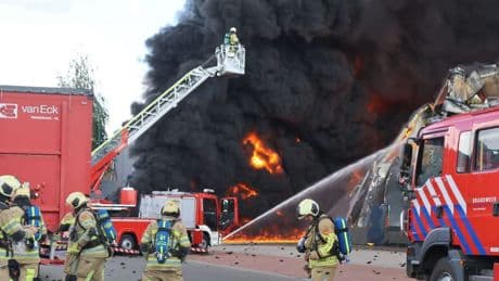 Grote brand op industrieterrein in Veenendaal, rookwolken in wijde omgeving