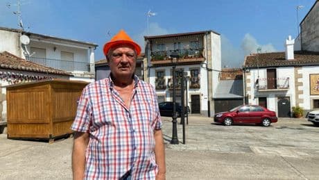 Pablo, Blas, Patricia y los 290 vecinos confinados de Oliva de Plasencia: "El fuego nos engulle y no hay orden de evacuación"