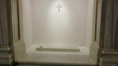 Le Vatican dévoile les images de la tombe du pape François
