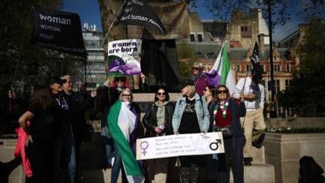 Regno Unito, la sentenza della Corte Suprema: le donne trans non sono legalmente donne