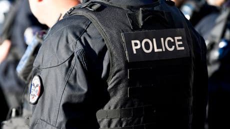 Un policía hiere gravemente a un chico de 18 años en un suburbio parisino tras ser atacado