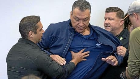 L’incroyable expulsion manu militari d’un sénateur démocrate d’une conférence de presse