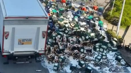 Laster flog aus der Kurve - Prost! Lkw verliert Tausende Flaschen Bier