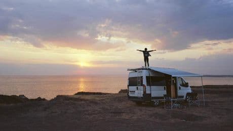 Hasta 40.000 euros de multa a una autocaravana en Ibiza: “Las vistas a la puesta de Sol saltándose las leyes territoriales le saldrán caras”