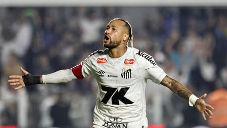 PSG : en image, quand le club parisien offre des maillots floqués... à Neymar, aux noms de ses enfants