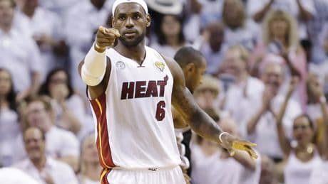 Un exempleado de los Heat se declara culpable del robo de 400 camisetas usadas en partidos: "Valían millones de dólares"