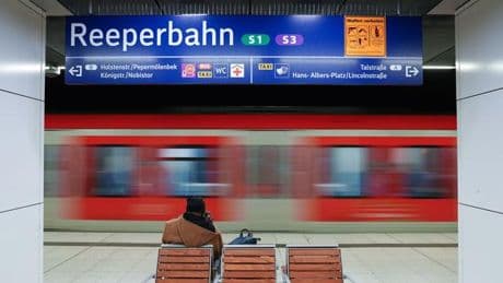 Polizeieinsatz: Mann attackiert Beamte und ruft rechte Parolen
