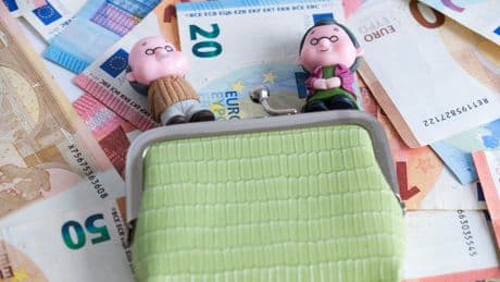 Advies aan kabinet: miljardenbezuiniging nodig, zet mes in AOW en zorg