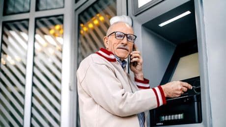 Persisten las trabas para los mayores en los bancos, a pesar de los avances: “Somos invisibles”