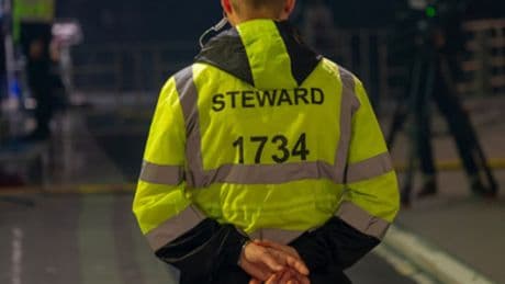 Ubriaca alla sagra pretende di bere ancora, lo steward la allontana ma lei lo azzanna al braccio: 42enne denunciata