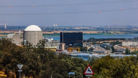 Almaraz, el pueblo que vive de la energía nuclear: “Aquí no vas a encontrar a nadie que quiera el cierre de la planta”